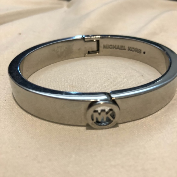 Michael Kors MK Silver Tone Heritage Fulton Bangle - Picture 2 of 2